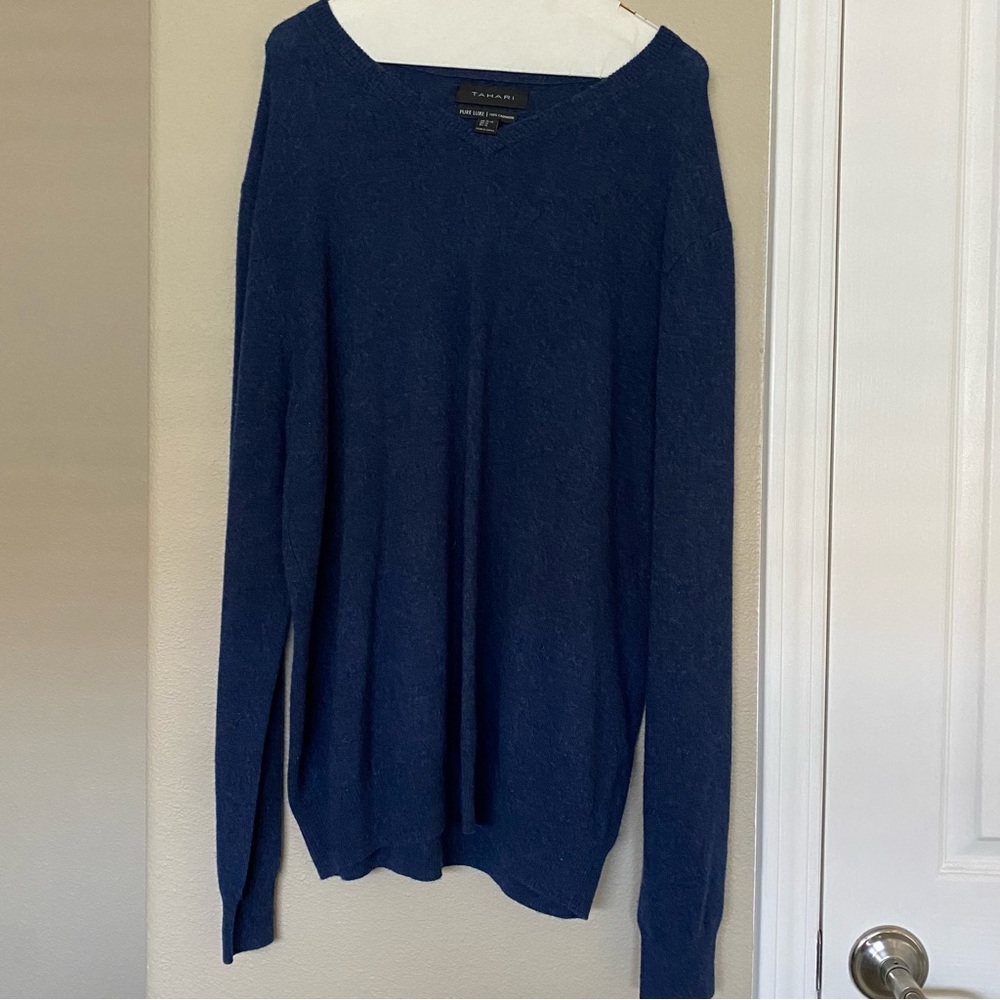 TAHARI Navy 100% Cashmere V-Neck Long Sleeve Sweater